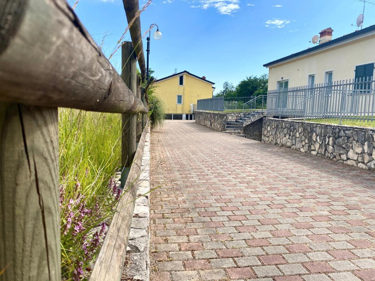 Le Village Sarzana Luaran gambar