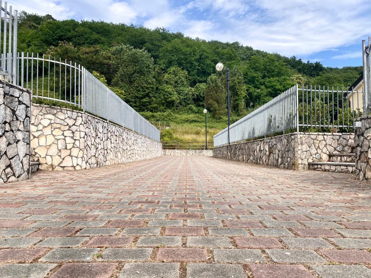 Le Village Sarzana Luaran gambar