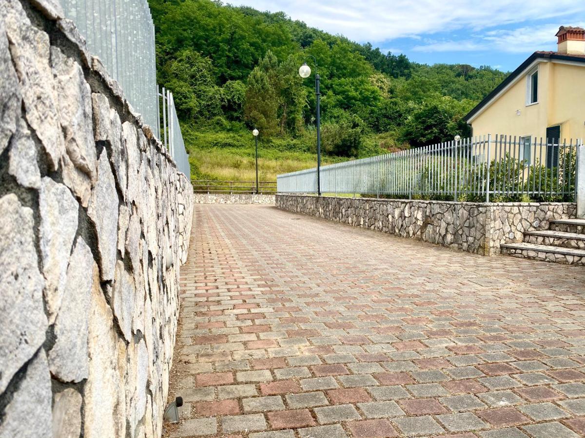 Le Village Sarzana Luaran gambar