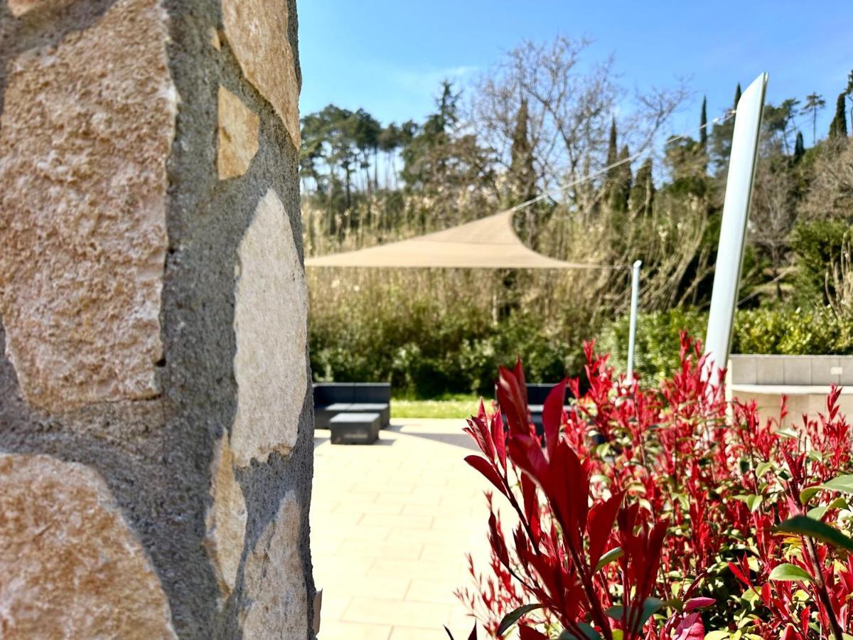 Le Village Sarzana Luaran gambar