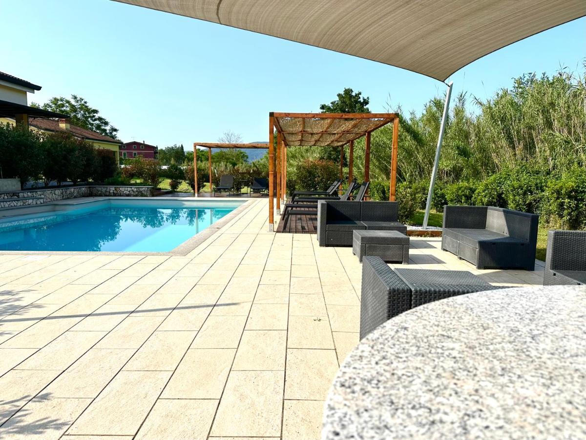 Le Village Sarzana Luaran gambar