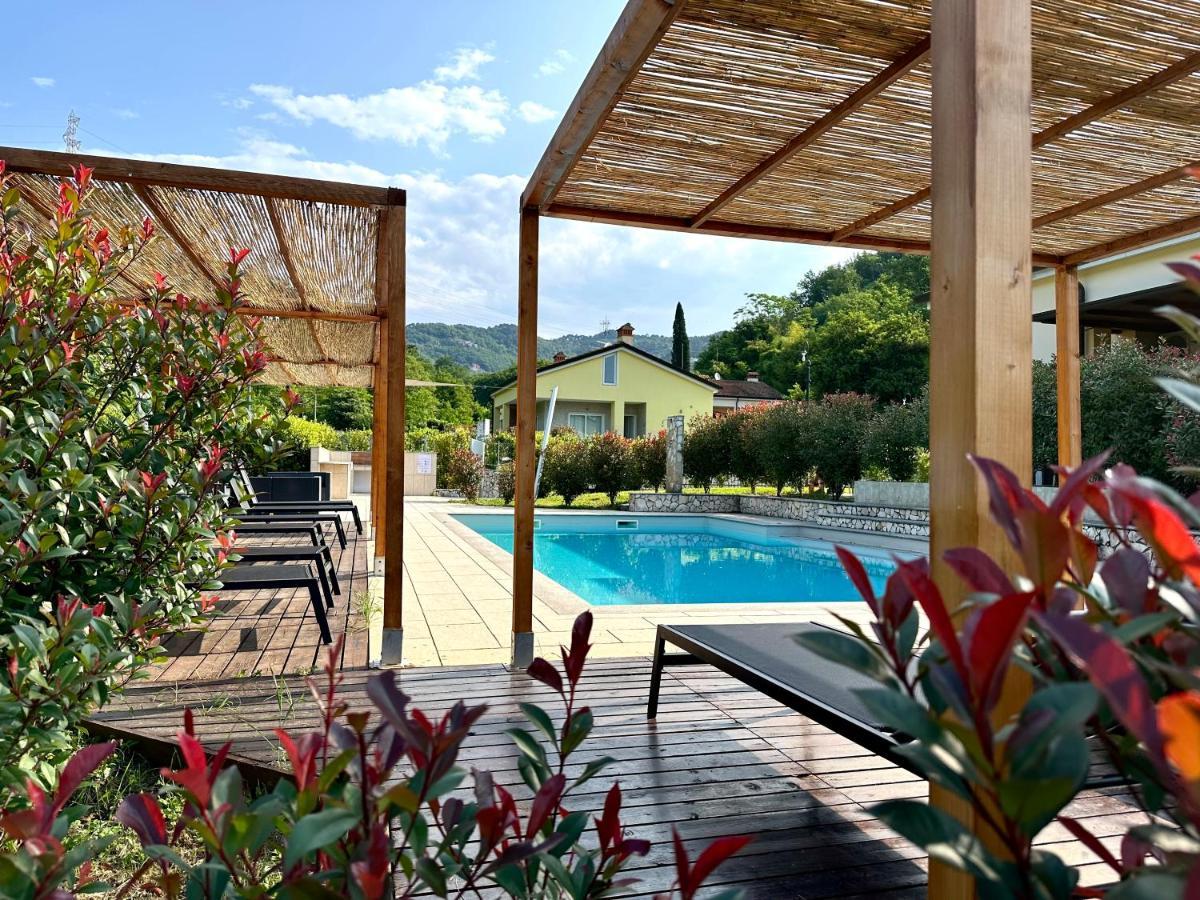 Le Village Sarzana Luaran gambar