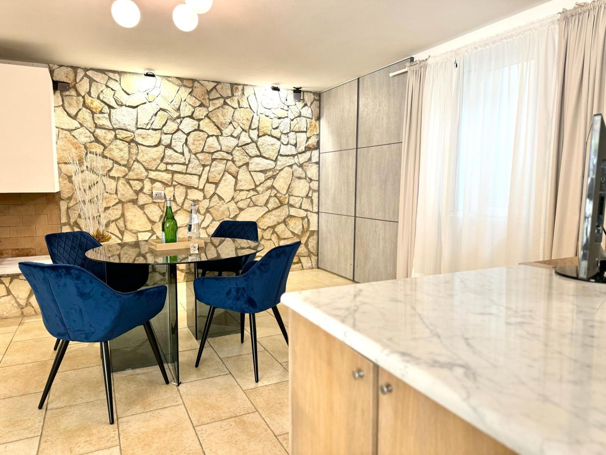 Le Village Sarzana Luaran gambar