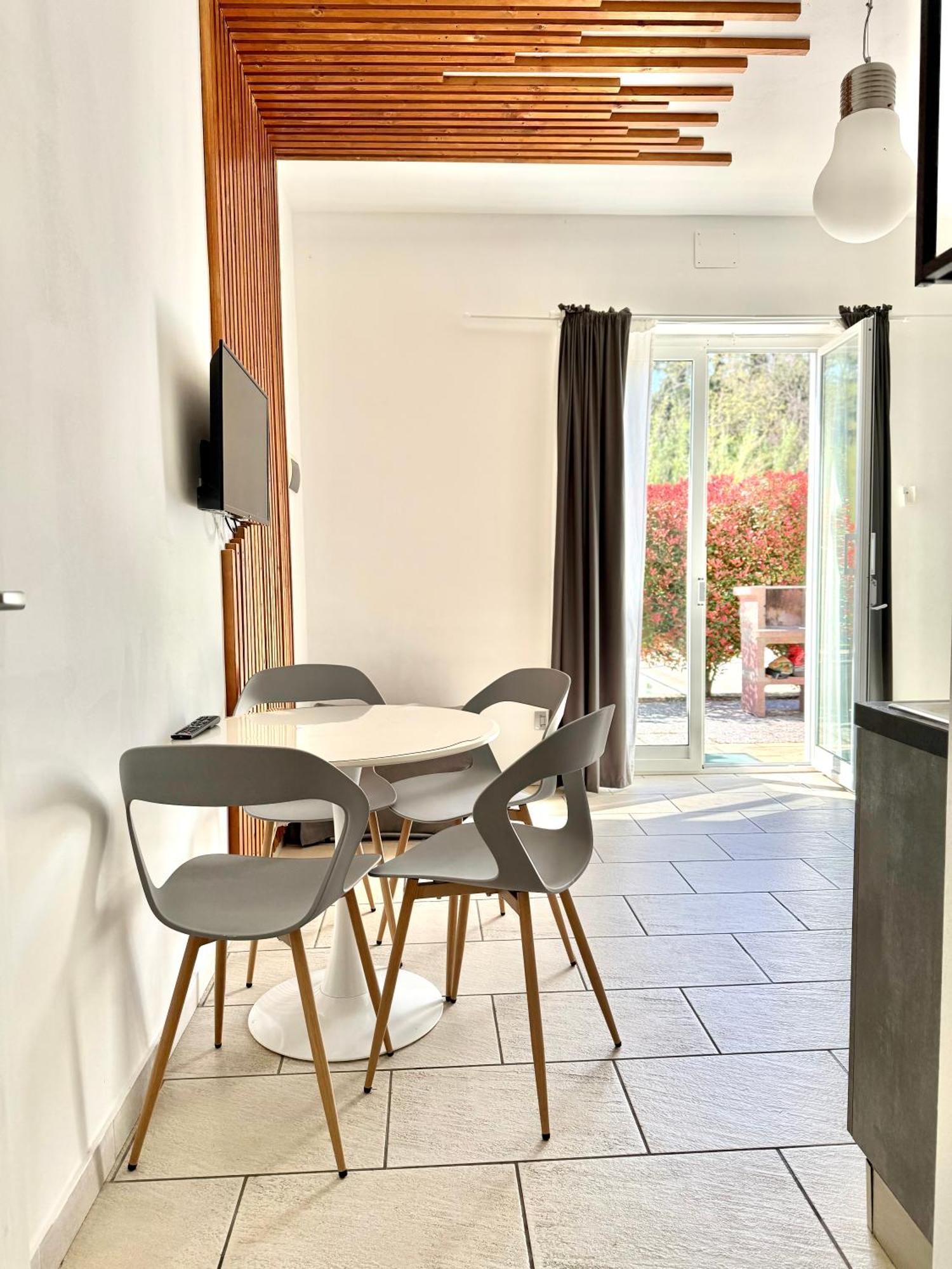 Le Village Sarzana Luaran gambar
